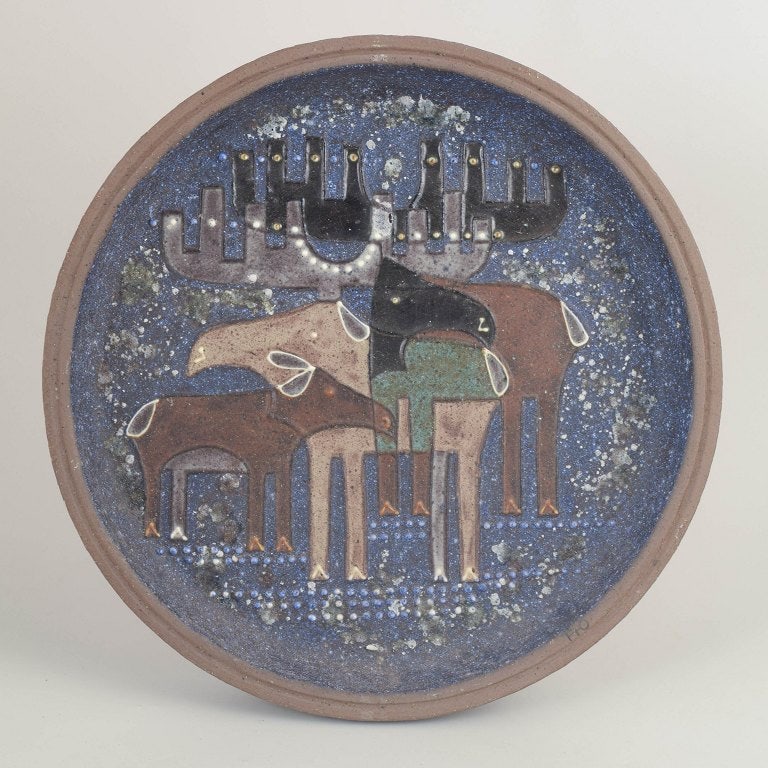 Tomas Hellstrom for Nittsjo, Sweden. Large stoneware dish decorated in blue and earth tones. Approx.: Tomas Hellstrom for Nittsjo, large dish. Rare, very large round dish in glazed stoneware with a distinctive decoration in blue and earth tones, featuring stylised moose rendered in a graphic, distinct