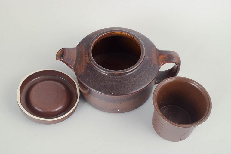 Ulla Procope for Arabia, Finland. Ruska, compact stoneware teapot in earth tones. Approx. 1970s. - 2