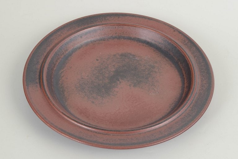 Ulla Procope for Arabia, Finland. Ruska, flat stoneware dish in earth tones. Approx. 1970s. - 2