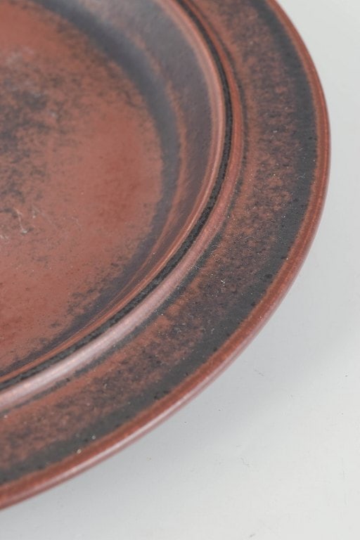 Ulla Procope for Arabia, Finland. Ruska, flat stoneware dish in earth tones. Approx. 1970s. - 3