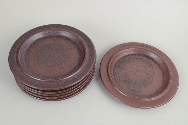 Ulla Procope for Arabia, Finland. Ruska, set of six stoneware plates in earth tones. Approx. 1970s. - 2