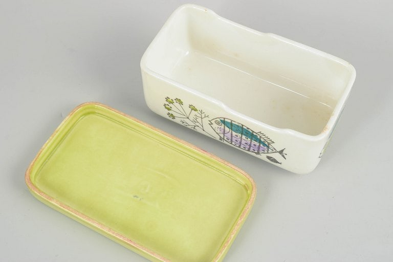 Rorstrand, Sweden. Rectangular faience butter jar with green glazed lid. Mid-20th century. - 2