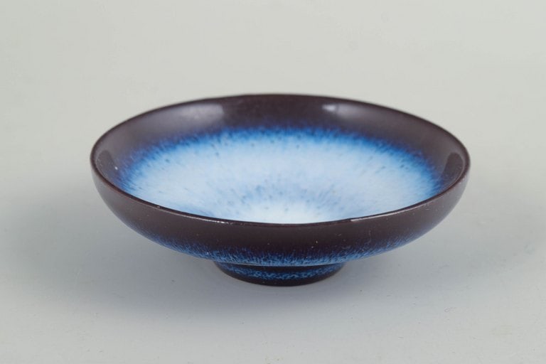 Gunnar Nylund for Rorstrand, Sweden. Small shallow bowl in glazed stoneware with rounded profile.: Gunnar Nylund for Rorstrand, miniature bowl. Small shallow bowl in glazed stoneware with a softly rounded profile. Finished with a dark outer rim and a luminous blue interior glaze, reflecting Gunnar 