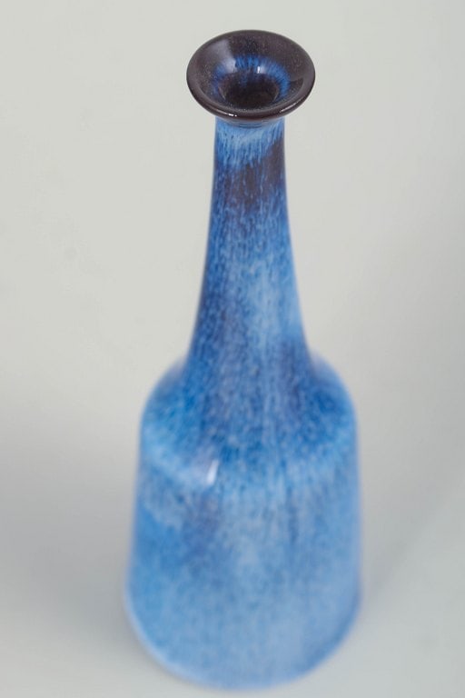 Gunnar Nylund for Rorstrand, Sweden. Slender vase in glazed stoneware with a long narrow neck. - 2