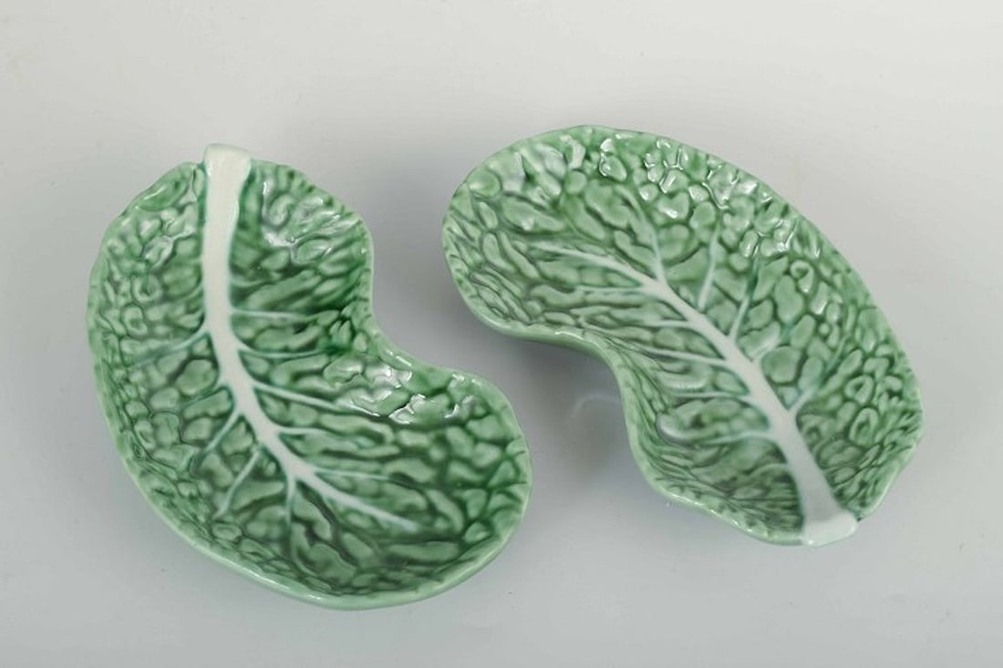 Secla, Portugal. Two cabbage leaf-shaped dishes in glazed faience. 1960/70s. - 2