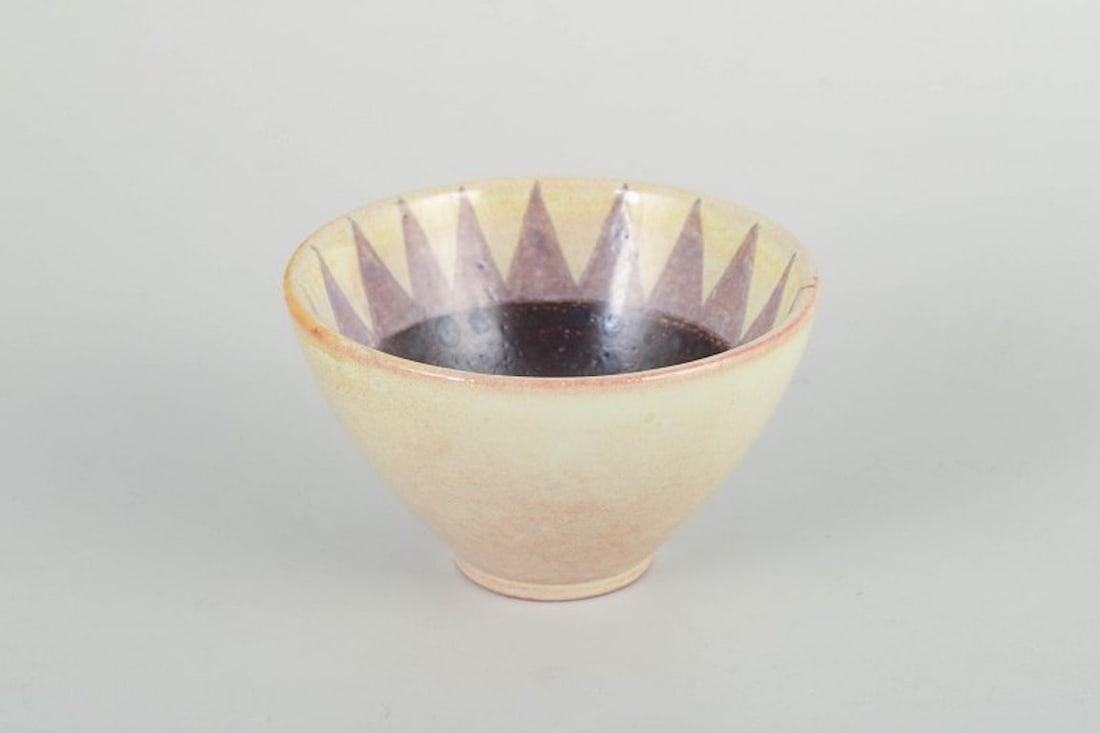 Carl-Harry Stalhane for Rorstrand, Sweden. Wheel-thrown stoneware bowl with organic form. Mid-20th: Carl-Harry Stalhane for Rorstrand Bowl, mid-20th century. Wheel-thrown stoneware bowl with organic form, outer glaze in pink/white tones and interior decorated with dark glaze and a triangular brown
