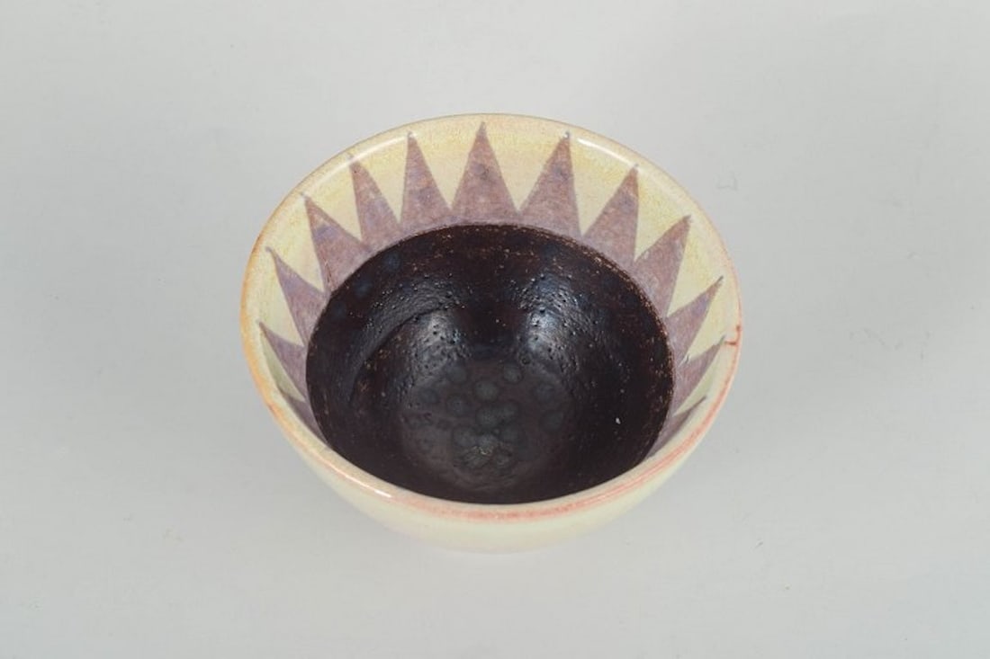 Carl-Harry Stalhane for Rorstrand, Sweden. Wheel-thrown stoneware bowl with organic form. Mid-20th - 2