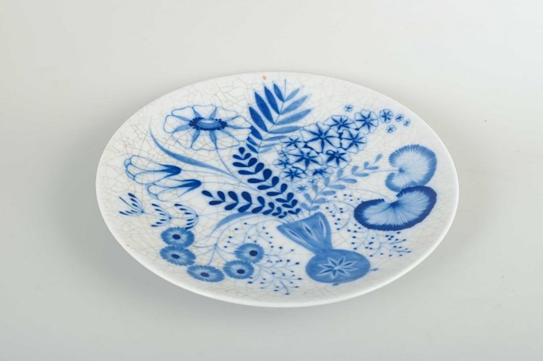 Arabia, Finland. Decorative plate in porcelain/faience with hand-painted blue decoration. Ca. (1 of 5)