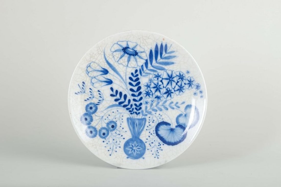 Arabia, Finland. Decorative plate in porcelain/faience with hand-painted blue decoration. Ca. - 2