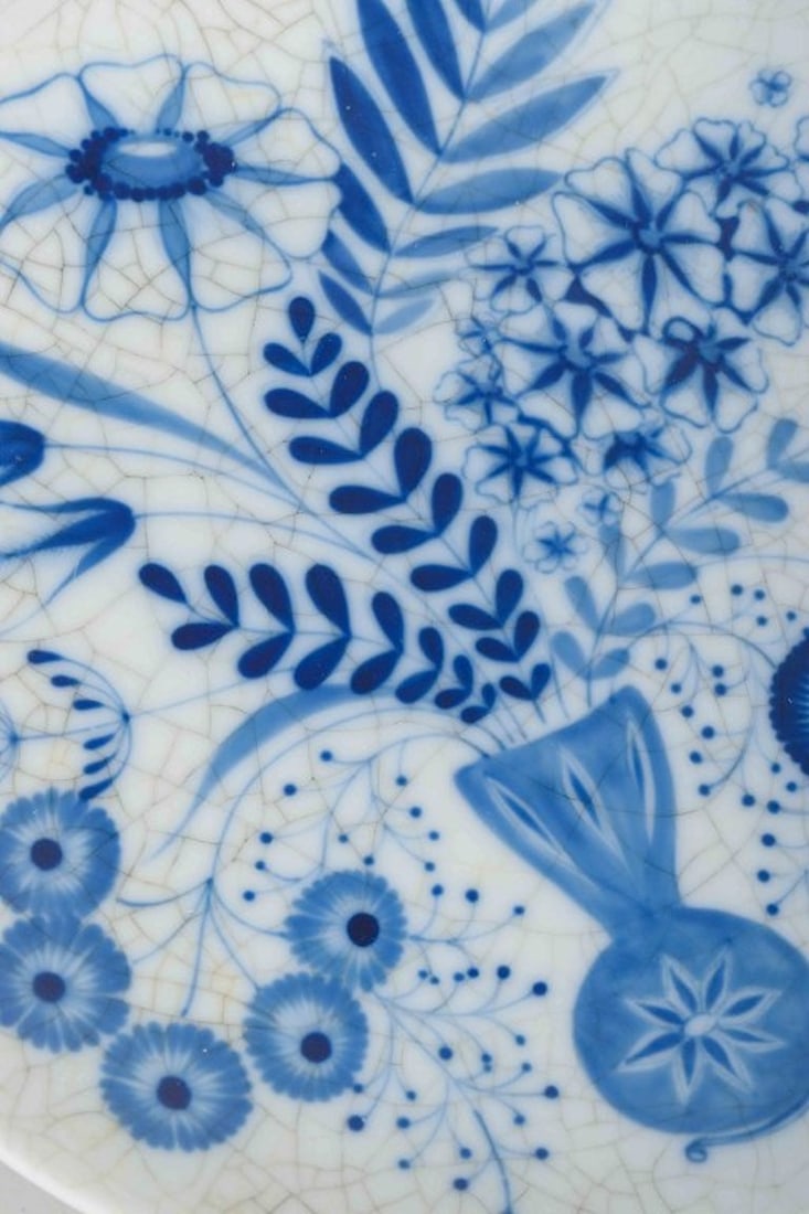 Arabia, Finland. Decorative plate in porcelain/faience with hand-painted blue decoration. Ca. - 3