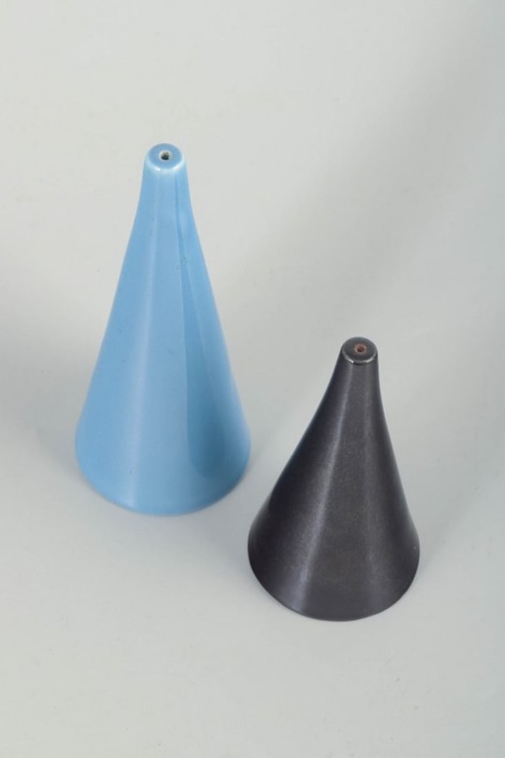 Stig Lindberg for Gustavsberg, Sweden. Pair of conical 'Colorado' salt and pepper shakers in glazed - 2