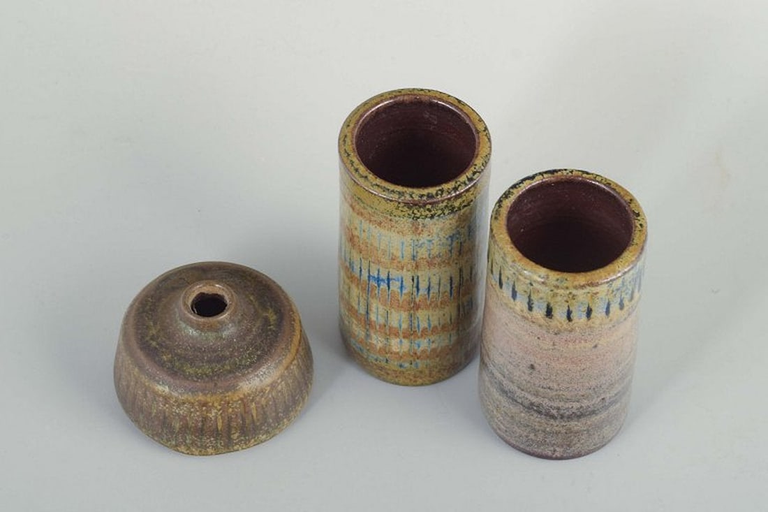 Wallakra Keramik, Sweden. Three vases in wheel-thrown stoneware. Mid-20th century. - 2