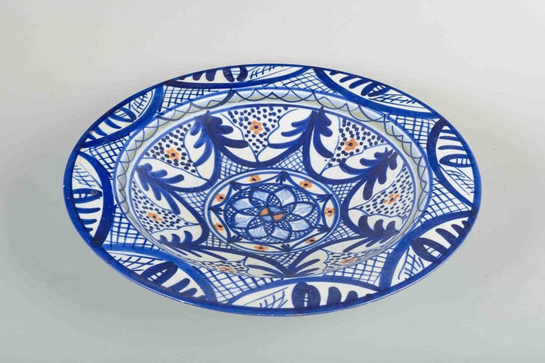 Italian studio potter. Wheel-thrown faience dish with hand-painted decoration. 1960s. - 3