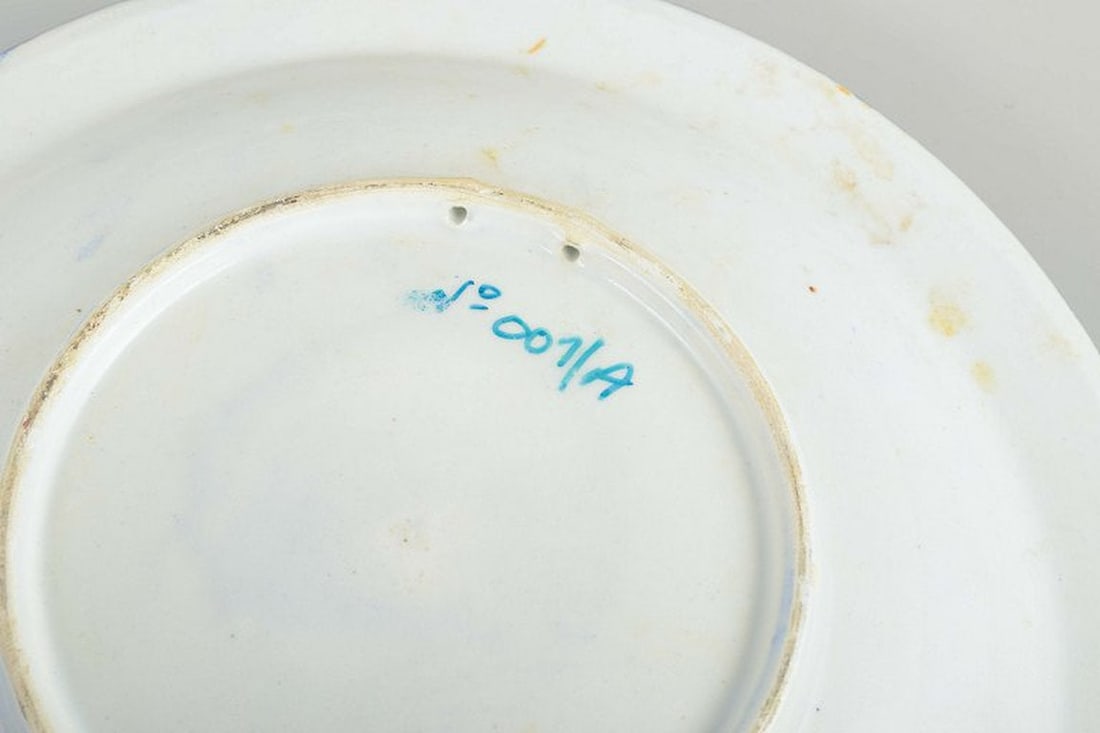 Italian studio potter. Wheel-thrown faience dish with hand-painted decoration. 1960s. - 4