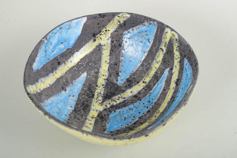 Guido Gambone for Bitossi, Italy. Ceramic bowl with a rounded, conical form. Approx. 1960s. - 2
