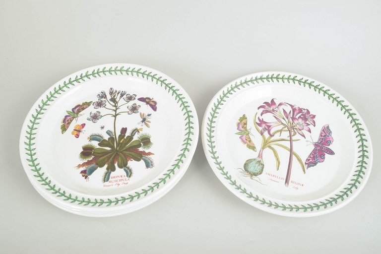 Portmeirion, England. Set of four faience dinner plates with a botanical motif. Approx. 1970s. - 2
