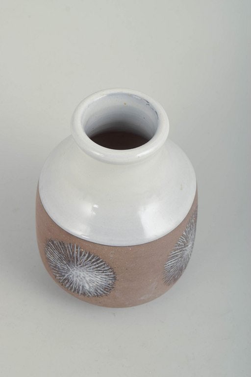 Goran Andersson for Upsala Ekeby, Sweden. Rounded glazed ceramic vase with a short neck. Mid-20th - 2