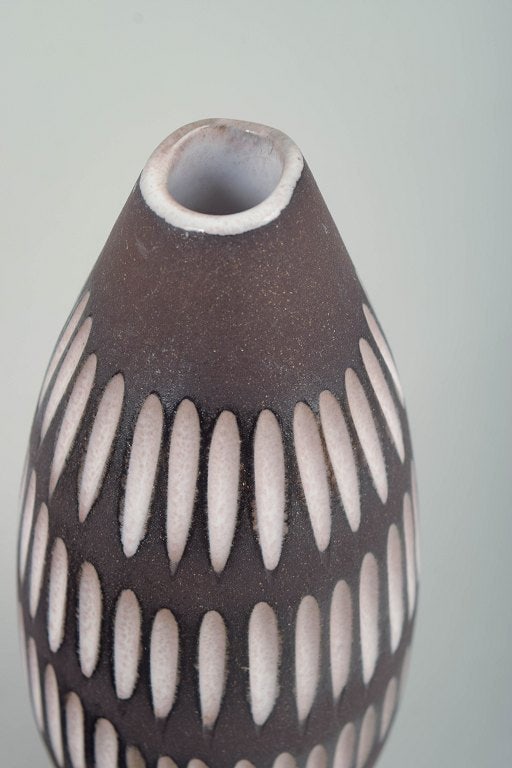 Ingrid Atterberg for Upsala Ekeby, Sweden. Oval-shaped glazed ceramic vase with a tapering neck. - 3