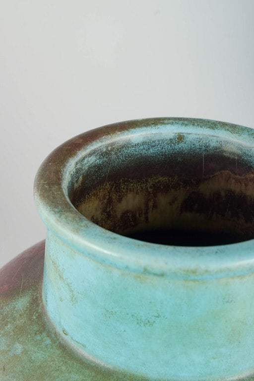 Richard Uhlmeyer, Europe. Monumental ceramic floor vase in green and red tones. Mid-20th century. - 4