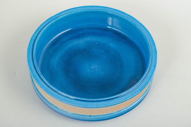 Nils Kahler, Denmark. Low stoneware bowl with a glossy blue and beige glaze. Approx. 1960s. - 2