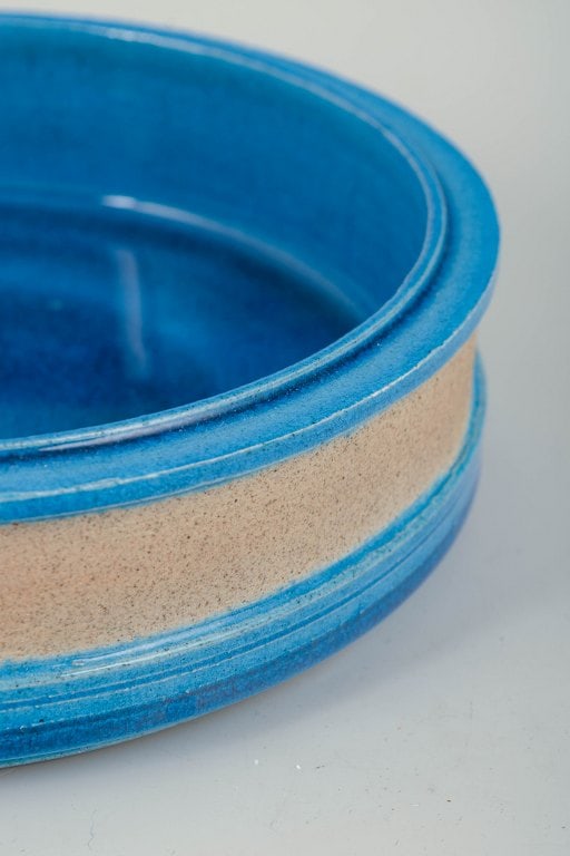 Nils Kahler, Denmark. Low stoneware bowl with a glossy blue and beige glaze. Approx. 1960s. - 3