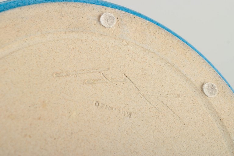 Nils Kahler, Denmark. Low stoneware bowl with a glossy blue and beige glaze. Approx. 1960s. - 4