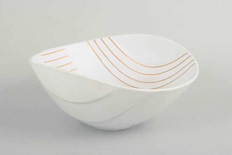 Wilhelm Kage for Gustavsberg, Sweden. Large bowl in glazed ceramic with gilt decoration. Mid-20th: Wilhelm Kage for Gustavsberg, large bowl. Large, organically shaped bowl in glazed ceramic with a subtly undulating relief and fine gilt decoration. Studio hand work, "Guldsurrea". Origin: Sweden. Des