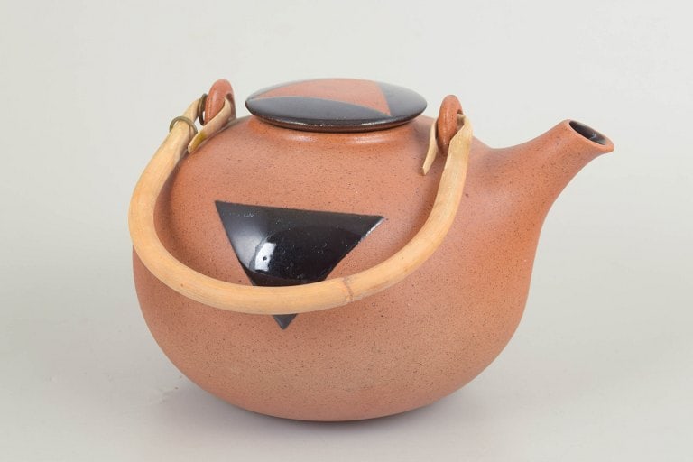 Inger Persson for Rorstrand, Sweden. Stoneware teapot with orange/sand-toned glaze. Approx. 1970s. - 2