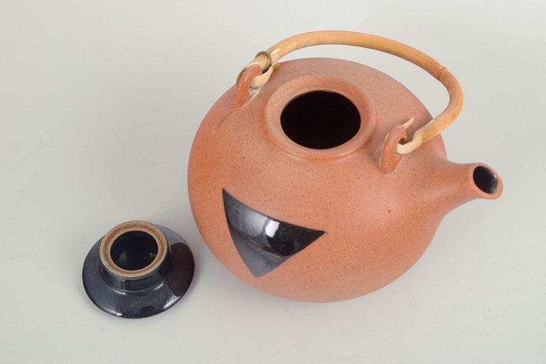Inger Persson for Rorstrand, Sweden. Stoneware teapot with orange/sand-toned glaze. Approx. 1970s. - 3