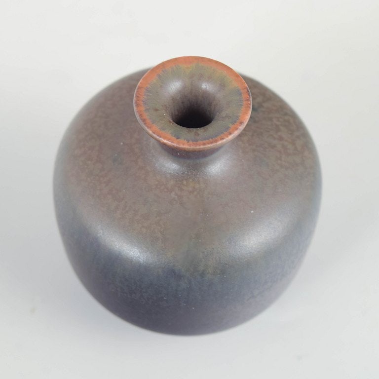 Gunnar Nylund for Rorstrand, Sweden. Miniature stoneware vase in grey-brown tones. Mid-20th century. - 2