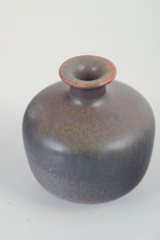 Gunnar Nylund for Rorstrand, Sweden. Miniature stoneware vase in grey-brown tones. Mid-20th century. - 3