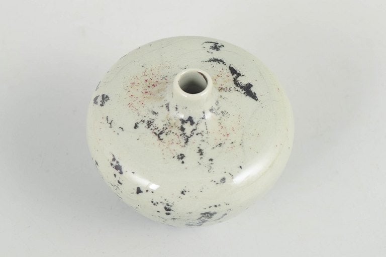Carl-Harry Stalhane for Rorstrand, Sweden. Small stoneware miniature vase with cream colour glaze. - 3