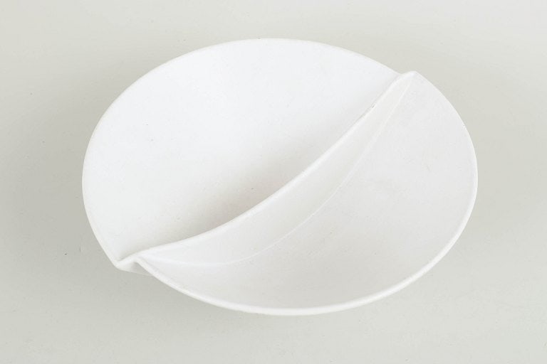 Stig Lindberg for Gustavsberg, Sweden. Surrea faience bowl with curved, divided form. Mid-20th - 2