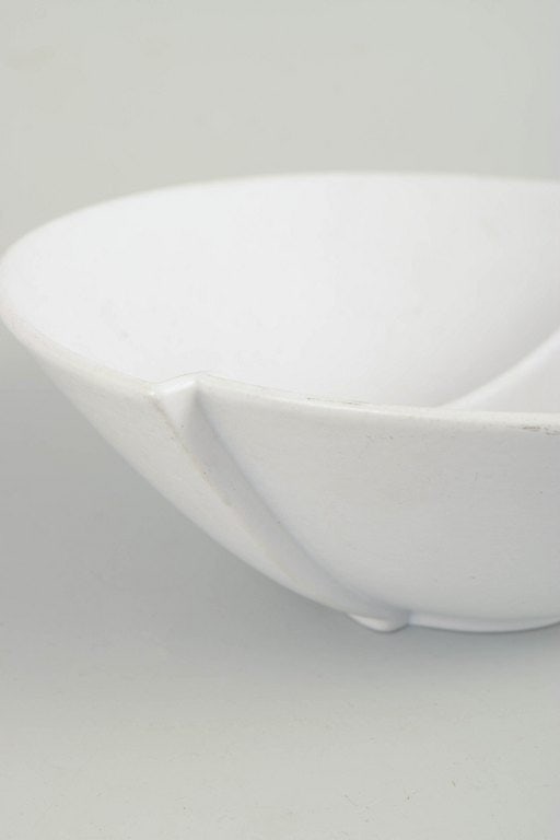 Stig Lindberg for Gustavsberg, Sweden. Surrea faience bowl with curved, divided form. Mid-20th - 3