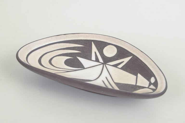 Michael Andersen, Bornholm, Denmark. Triangular stoneware bowl with abstract decoration in black on: Michael Andersen, Bornholm, bowl. Triangular stoneware bowl/dish with a low profile and a bold graphic abstract decoration in black on a white ground. The design has a clean modernist look with