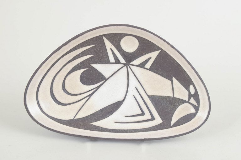 Michael Andersen, Bornholm, Denmark. Triangular stoneware bowl with abstract decoration in black on - 2