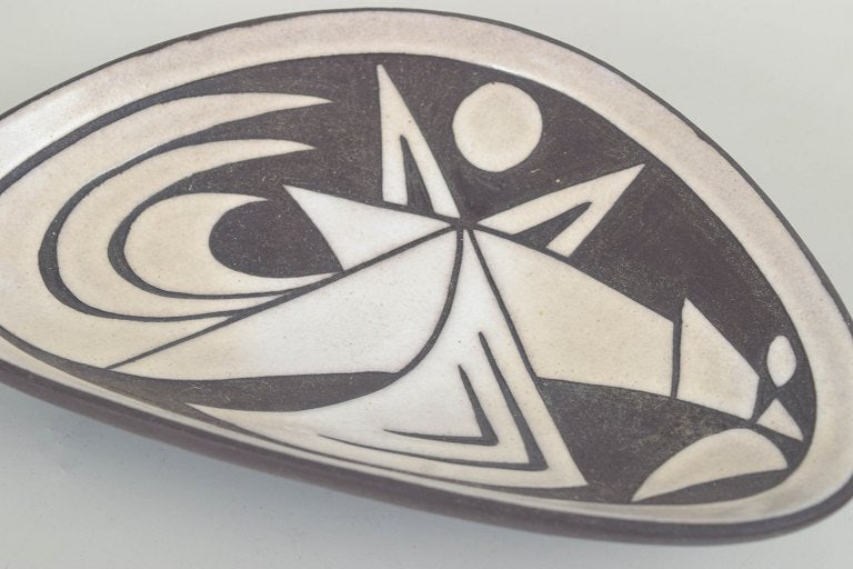 Michael Andersen, Bornholm, Denmark. Triangular stoneware bowl with abstract decoration in black on - 3