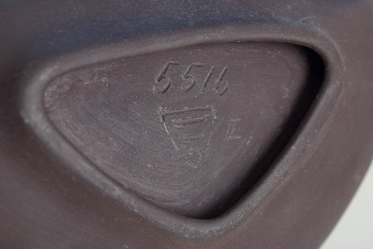 Michael Andersen, Bornholm, Denmark. Triangular stoneware bowl with abstract decoration in black on - 4