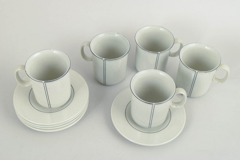 Stig Lindberg for Gustavsberg, Sweden. Set of five faience coffee mugs with saucers with white - 2