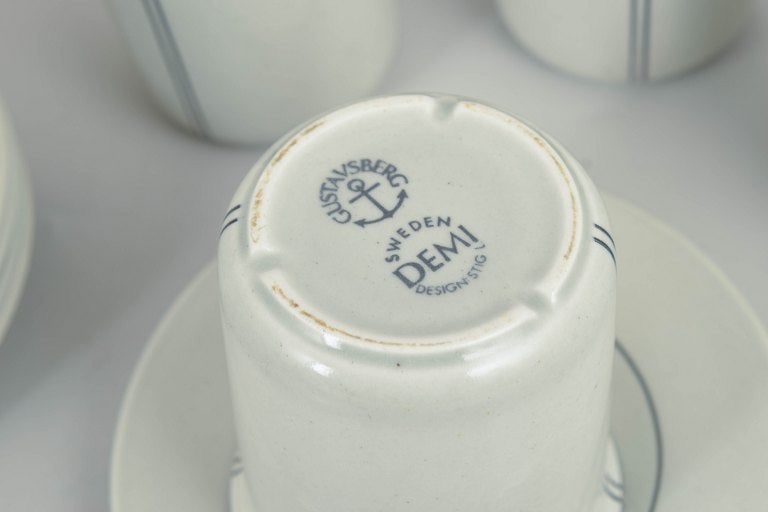 Stig Lindberg for Gustavsberg, Sweden. Set of five faience coffee mugs with saucers with white - 4