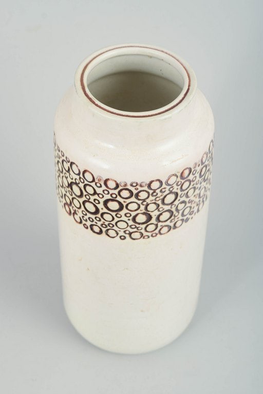 Lisa Larson for Gustavsberg, Sweden. Cylindrical stoneware vase with a white glaze and a decorative - 2