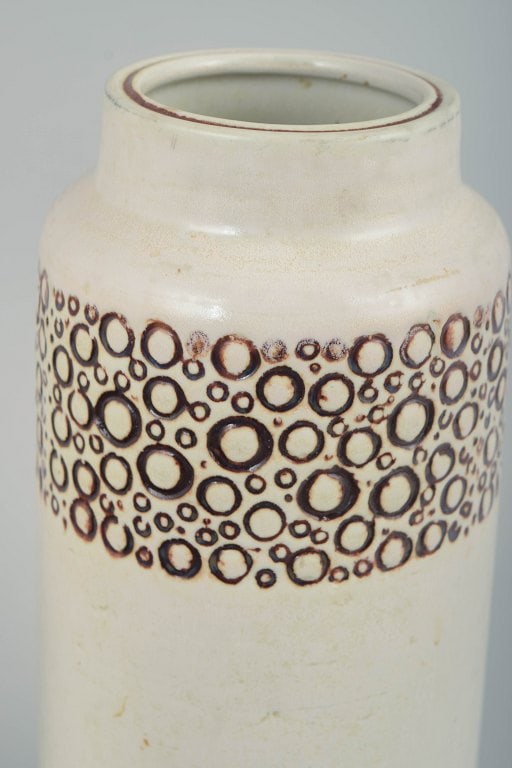 Lisa Larson for Gustavsberg, Sweden. Cylindrical stoneware vase with a white glaze and a decorative - 3