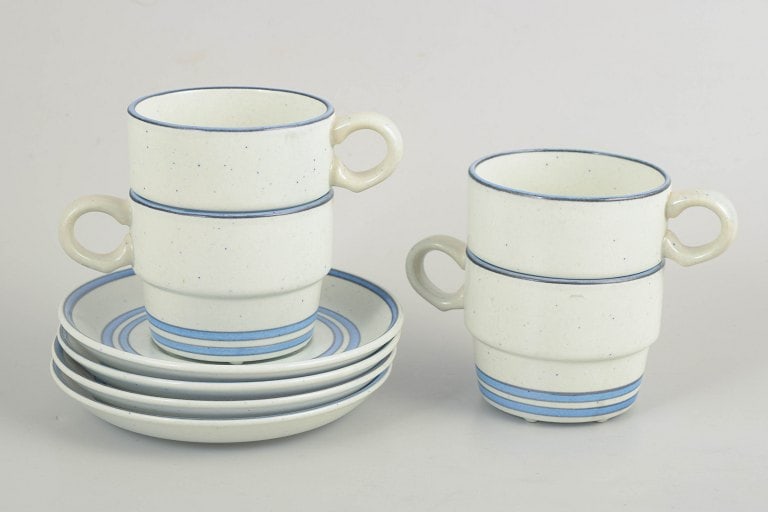 Stig Lindberg for Gustavsberg, Sweden. Set of four coffee cups with matching saucers in faience.: Stig Lindberg for Gustavsberg, coffee set. Set of four coffee cups with matching saucers in faience from the "Dart" series. Simple cylindrical forms with gently curved handles and restrained blue line