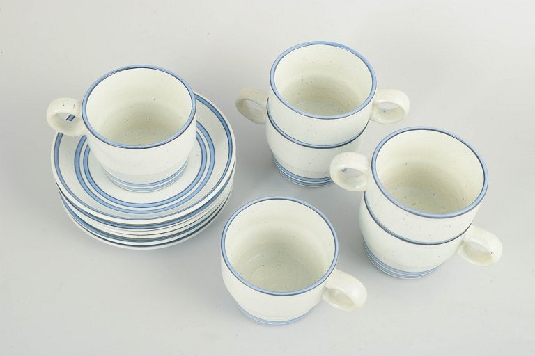 Stig Lindberg for Gustavsberg, Sweden. Six faience coffee cups with matching saucers with blue line - 2