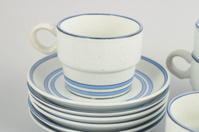 Stig Lindberg for Gustavsberg, Sweden. Six faience coffee cups with matching saucers with blue line - 3