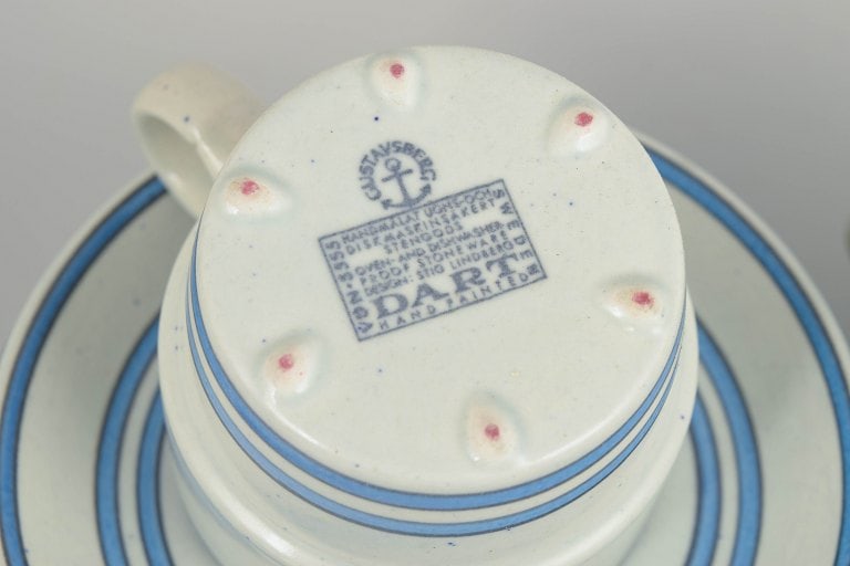 Stig Lindberg for Gustavsberg, Sweden. Six faience coffee cups with matching saucers with blue line - 4