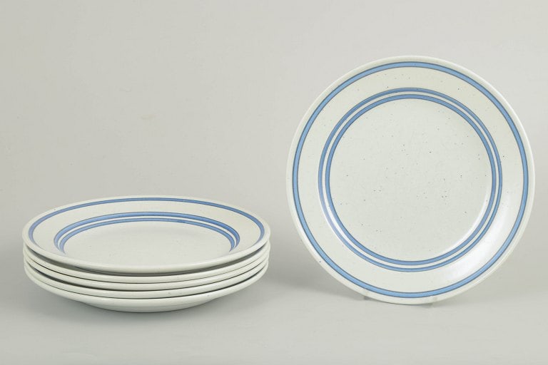 Stig Lindberg for Gustavsberg, Sweden. Six faience salad plates with circular form. Approx. 1970s.: Stig Lindberg for Gustavsberg, six salad plates. Set of salad plates in faience with a simple circular form and restrained blue line decoration on a light ground. The plates are produced as part of