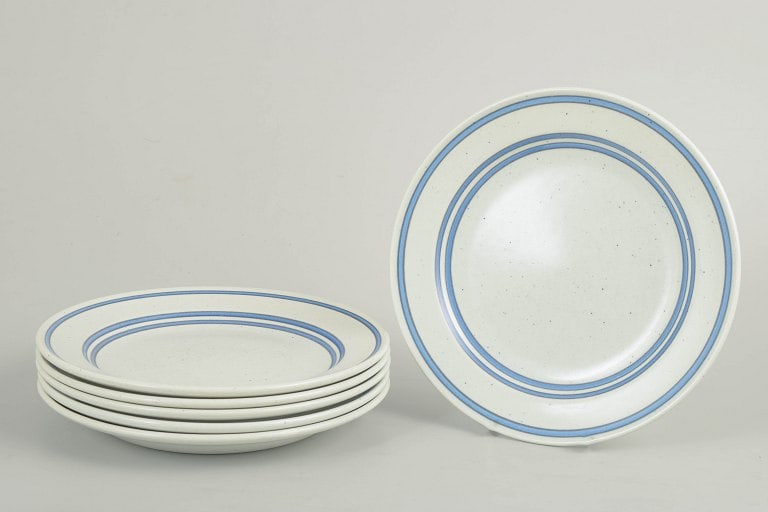 Stig Lindberg for Gustavsberg, Sweden. Six faience salad plates with circular form. Approx. 1970s.: Stig Lindberg for Gustavsberg, six salad plates. Set of salad plates in faience with a simple circular form and restrained blue line decoration on a light ground. The plates are produced as part of
