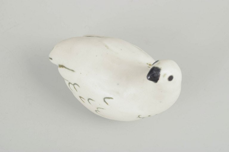 Henrik Allert for Pentik, Finland. Polar bird figure in glazed stoneware in green and black tones. - 2
