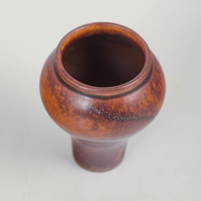 Arabia, Finland. Miniature stoneware vase with brown glaze. Mid-20th century. - 2